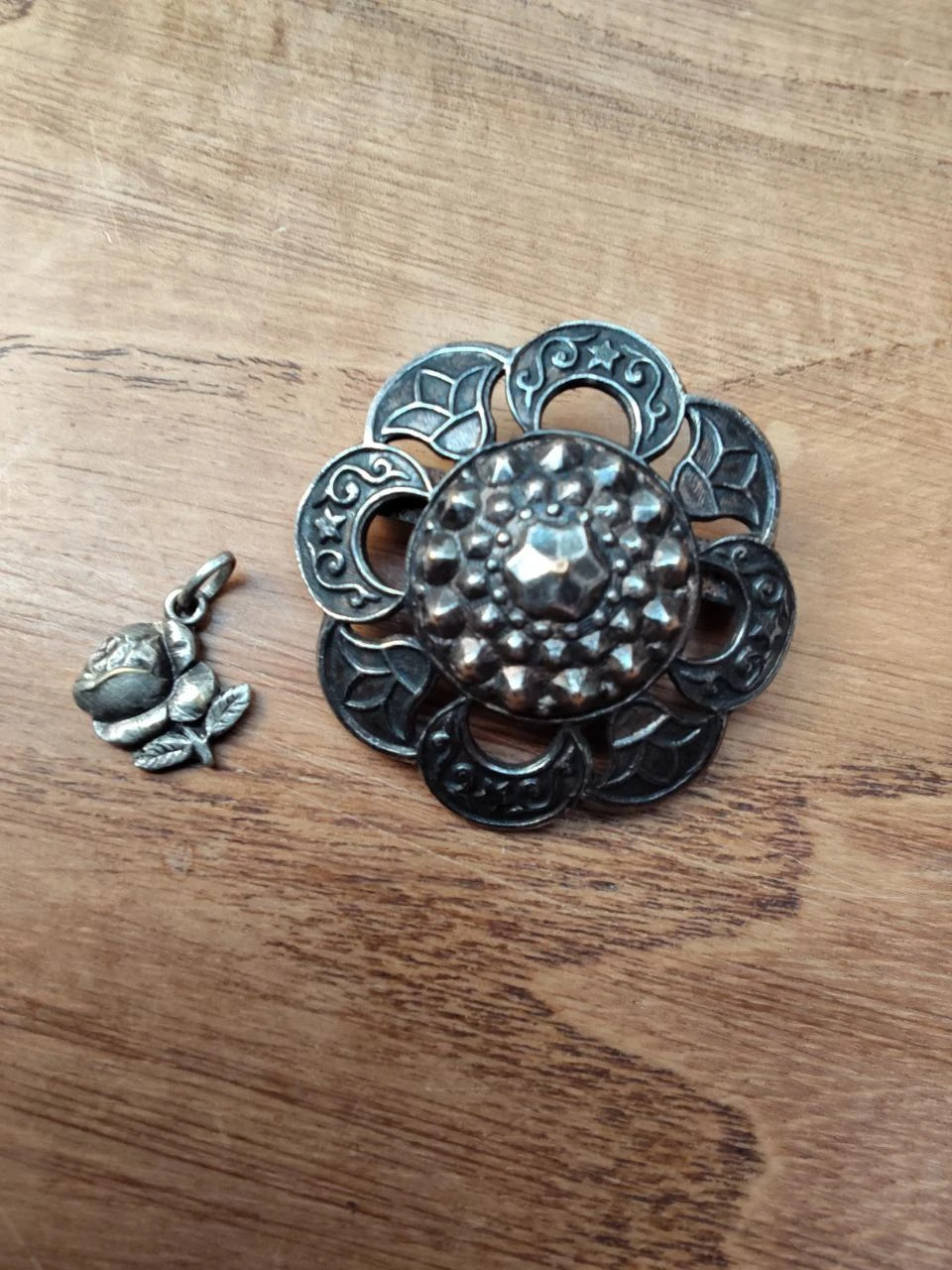 Broche vintage+médaille ancienne religieuse Sainte Thérèse